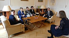 Rozhovor student� se zástupcem vedoucího lichten�tejnské mise pro OSN ve Vídni...