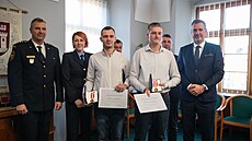 Dva zachránci (uprost�ed) Tomá� Gazdík a Martin Bublík, kte�í získali ocen�ní...