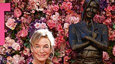 Renée Zellwegerová se sochou Bridget Jonesové v Londýn.