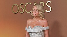Sydney Sweeney p�edvedla sv�j naditý dekolt ve st�íbrných �atech s bílou...