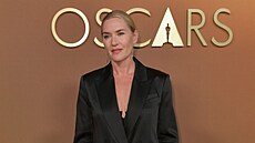 Kate Winsletová zvolila pánský styl a p�i�la v �erném obleku (Governors Awards,...
