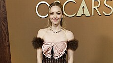 Zvlátní model s velkou malí a koeinovými ramínky pedvedla hereka Amanda...