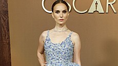 Na krátké �aty vsadila jako jedna z mála here�ka Natalie Portmanová (Governors...