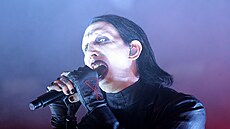 Kontroverzní metalový zpvák Marilyn Manson vystoupil v sobotu v praské...