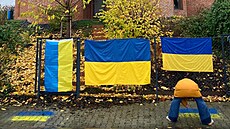 Na plot domu p�edsedy Poslanecké sn�movny Tomia Okamury (SPD) rozv�sila skupina...