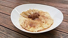 J�hlov� ka�e s hru�kou, tvarohem a o�echy podle Terezy Mackov�