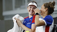 Linda Nosková si povídá s Barborou Strýcovou p�i p�íprav� na bará� BJK Cupu.