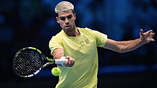 Carlos Alcaraz zahrává míek na Turnaji mistr.