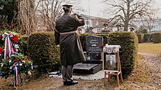 Ostatky váleného hrdiny Miroslava pota nechalo msto Jiín pevézt z Nmecka...