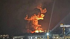 Mrak hustého dýmu osvtleného poárem po urkajinském útiku na ruský...