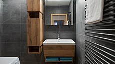 Závsné eení skínk prostor opticky zvtuje a také usnaduje úklid.