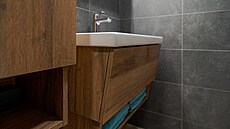 Umyvadlová sk�í�ka je v bezúchytkovém provedení s ustupující zkosenou hranou.