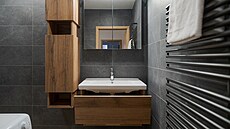 Umyvadlová sk�í�ka je v bezúchytkovém provedení s ustupující zkosenou hranou....