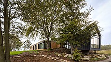 Vzrostlá zele� na pozemku z�stala, architekti ji respektovali a vyhýbali se jí. 