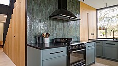 Kuchy�ská linka od výrobce Bé Trojka je vyvedená v tlumeném �edozeleném odstínu.