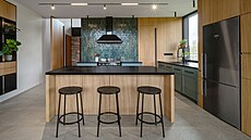 Na kuchy� ve tvaru L navazuje ostr�vek s barovými �idlemi.