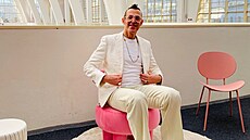 Karim Rashid  (*1960) se v kondici udruje pedevím pohybem, denn cvií,...