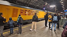 Vlak RegioJet, který pokrauje smrem na Ostravu, pijídí na praské Hlavní...