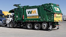 Popelářský vůz společnosti Waste Management. Waste Management je firma...