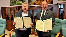 Hejtman Ústeckého kraje Richard Brabec (vlevo) a generální editel Les R...