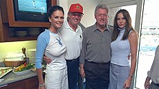 Archivní snímek Donalda Trumpa s Billem Clintonem ze za�átku tisíciletí.