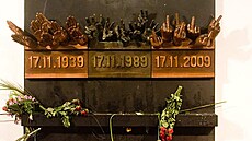 Památník na Národní třídě v úpravě výtvarníka Romana Týce. (22. listopadu 2009)