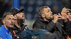 Kapitán eské reprezentace Tomá Souek (vpravo) a Vladimír Coufal hovoí s...