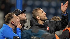 Kapitán eské reprezentace Tomá Souek (vpravo) a Vladimír Coufal hovoí s...