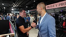 Tomá� Sou�ek (vpravo) se na k�tu své autobiografie zdraví s n�kdej�ím...