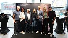 Tomá Souek (tetí zprava) s rodinou na ktu své autobiografie.