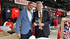 Tomá� Sou�ek (vlevo) s Jaroslavem Tvrdíkem na k�tu své autobiografie.