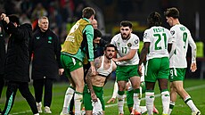 Irský národní tým slaví vít�zný gól Troy Parrotta (na kolenou) v utkání s...