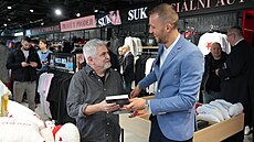 Herec Michal Suchánek (vlevo) si po boku Tomá�e Sou�ka prohlí�í jeho...