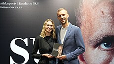Tomá� Sou�ek s man�elkou Natálií na k�tu své autobiografie.