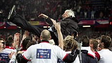 Hrái oslavn zvedají Karla Brücknera poté, co esko postoupilo na mistrovství...