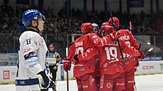 Tinetí hokejisté slaví gól proti Kladnu.