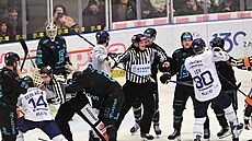 Hromadná bitka v utkání mezi hokejisty Karlových Var� a Plzn�.