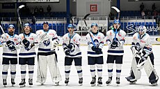 Kladentí hokejisté oslavují výhru nad Tincem.