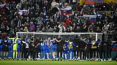 Sloven�tí fotbalisté oslavují s fanou�ky výhru nad Severním Irskem.