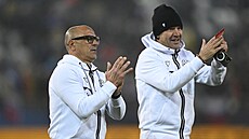 Slovenský kou� Francesco Calzona (vlevo) po výh�e nad Severním Irskem.