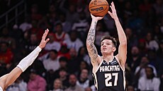 Vít Krejí (27) z Atlanta Hawks stílí na ko Detroit Pistons.