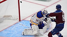 Martin Neas z Colorado Avalanche se prosadil v zápase s Buffalo Sabres,...