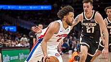 Cade Cunningham (2) z Detroit Pistons najídí ke koi Atlanta Hawks, brání ho...