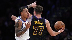 Keyonte George (vlevo) z Utah Jazz a Luka Don�i� z LA Lakers jsou ve p�i