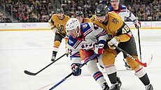 Noah Laba (42) z New York Rangers a Tomá� Hertl (48) z Vegas Golden Knights...