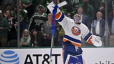 David Rittich slaví výhru New York Islanders