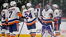 David Rittich v brán� New York Islanders slaví výhru se spoluhrá�i.