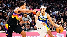 Andrew Nembhard (2) z Indiana Pacers úto�í v zápase s Phoenix Suns.