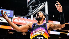 Jordan Goodwin hecuje fanou�ky Phoenix Suns.