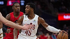 Donovan Mitchell (45) z Cleveland Cavaliers se tla�í do R. J. Barretta z...